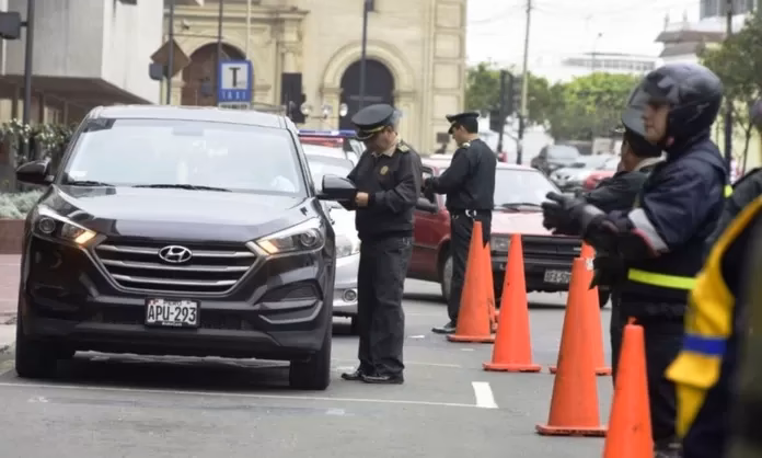 ¿Qué requisitos deben cumplir los vehículos con lunas polarizadas en Perú?