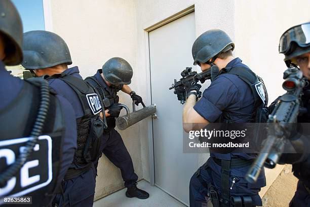 ¿Por qué poner un policía en la puerta?