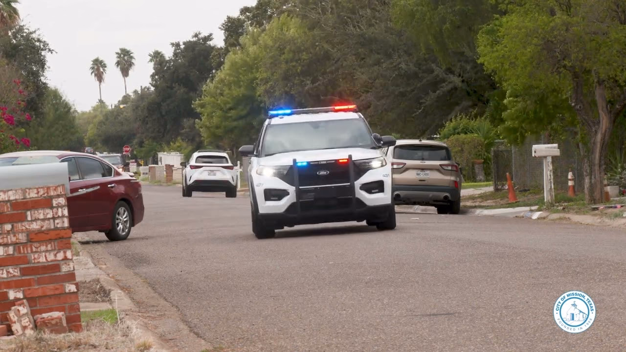 ¿Cuál es la actitud del policía durante el patrullaje?