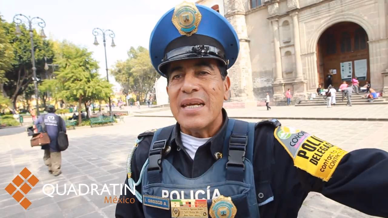 ¿Cuáles son los idiomas que hablan los policías?