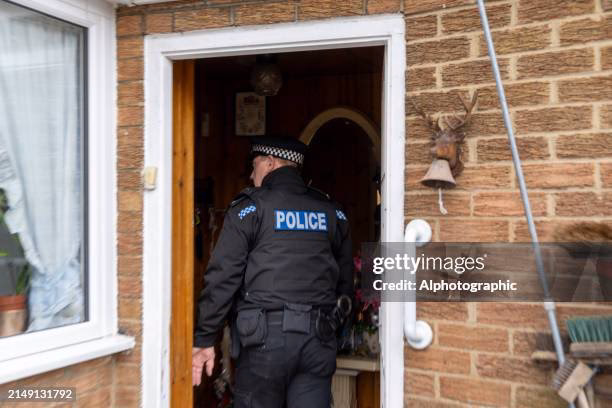 ¿Qué sucede si la policía entra en un domicilio sin permiso?