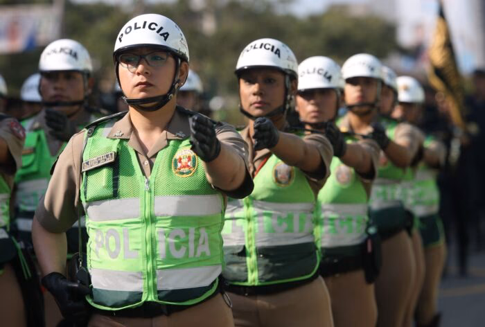 ¿Cuál es la vocación de servicio de la mujer policía del Perú?