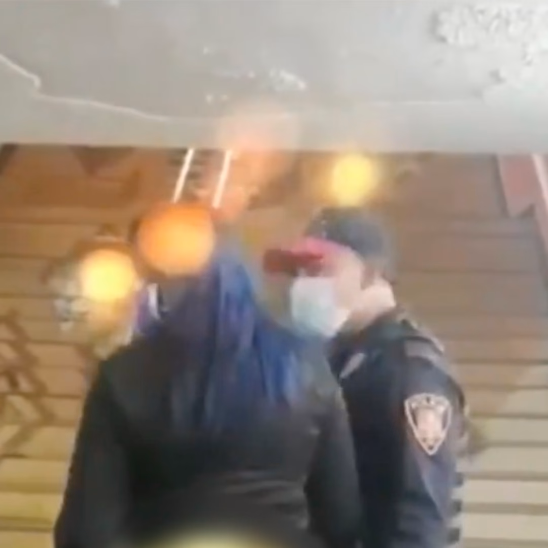 ¿Por qué el policía toca a una mujer?