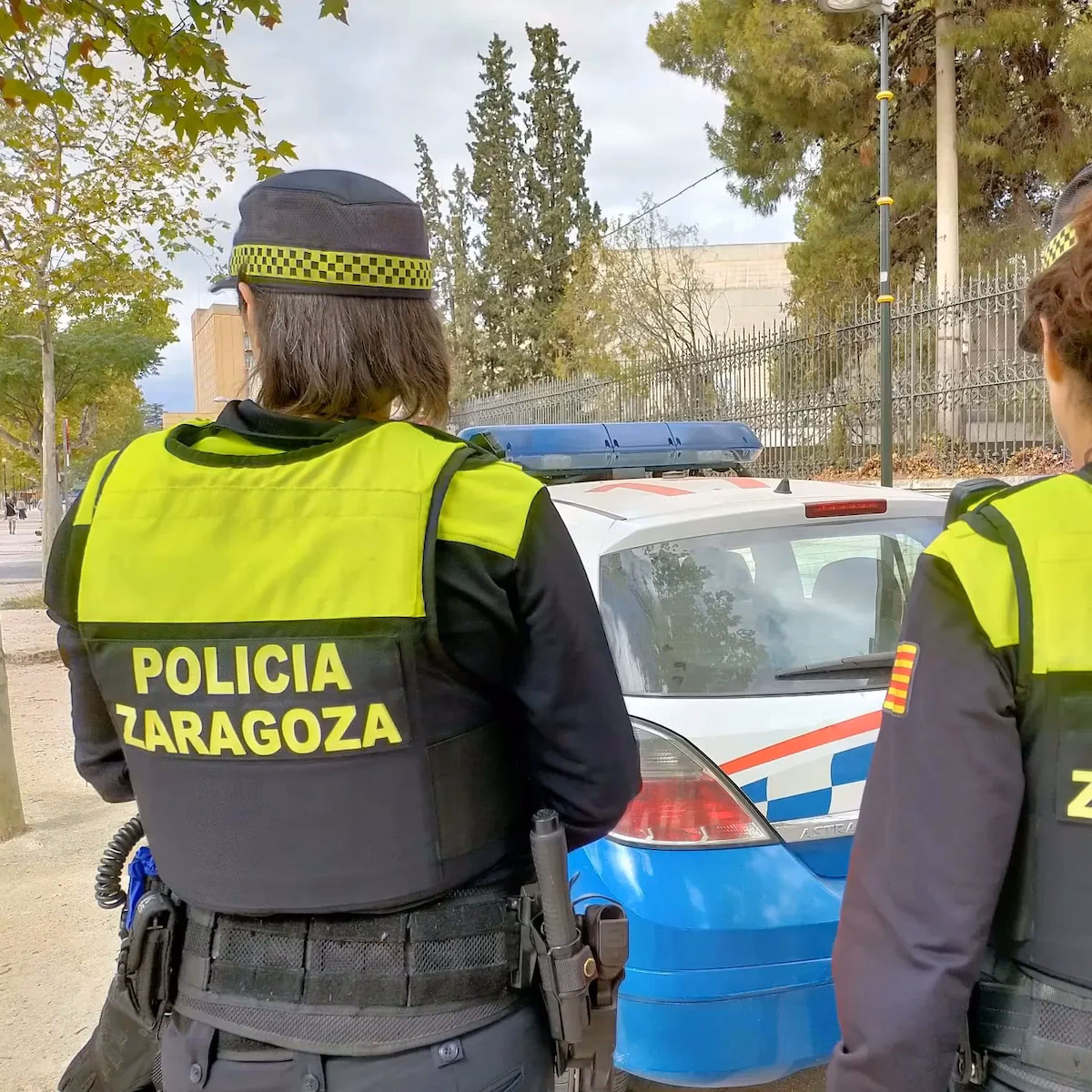 ¿Cuál es el horario de atención al cliente de la policía local de Zaragoza?