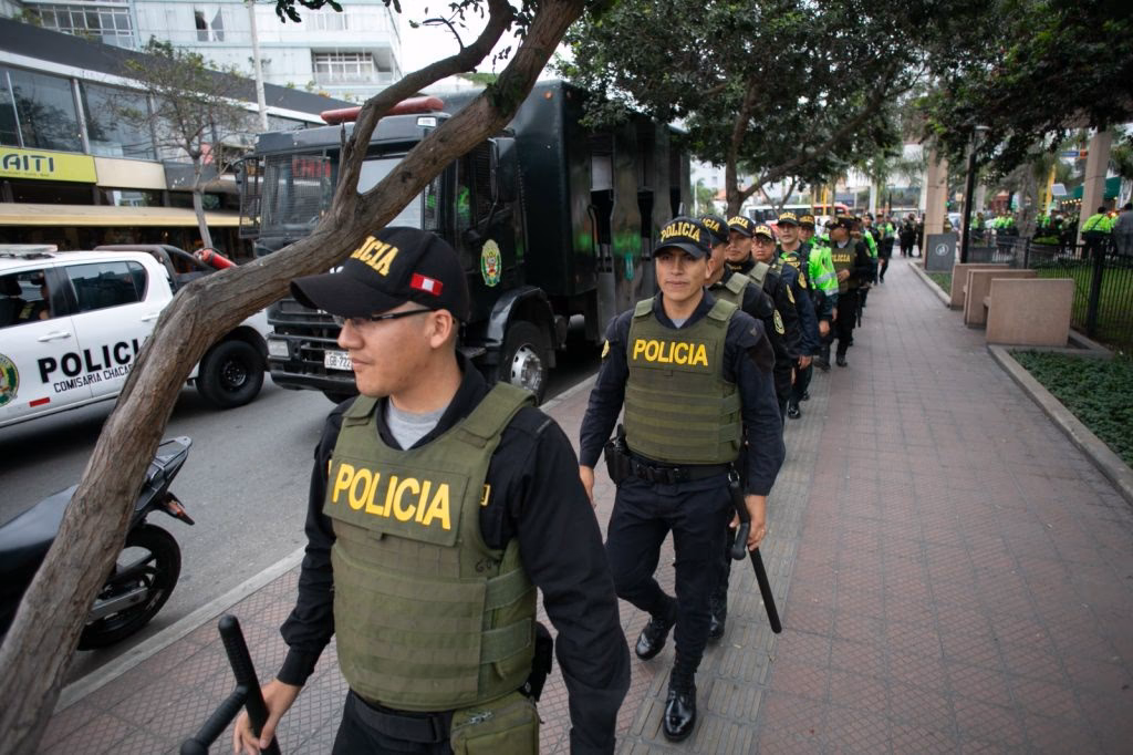 ¿Cómo puedo contactar a la Municipalidad de Miraflores?