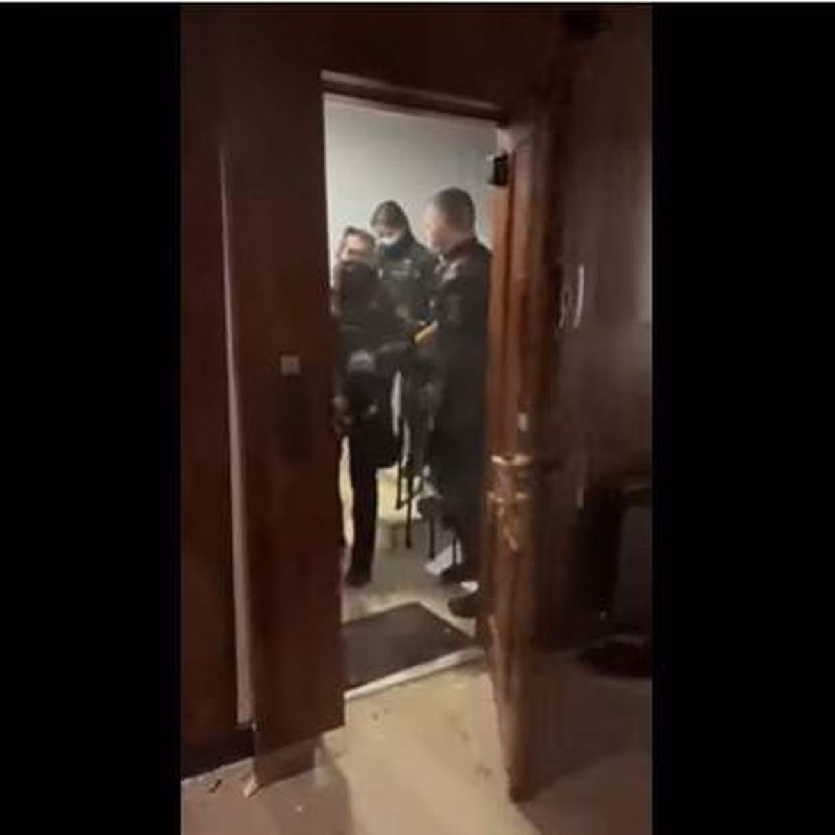 ¿Qué pasó con los policías que intentan forzar la puerta de una vivienda?