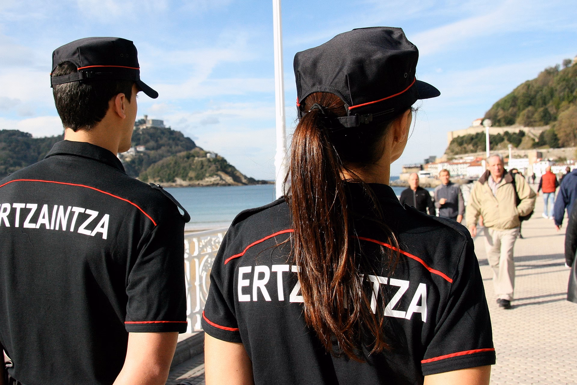 ¿Cuáles son las funciones de la policía vasco?