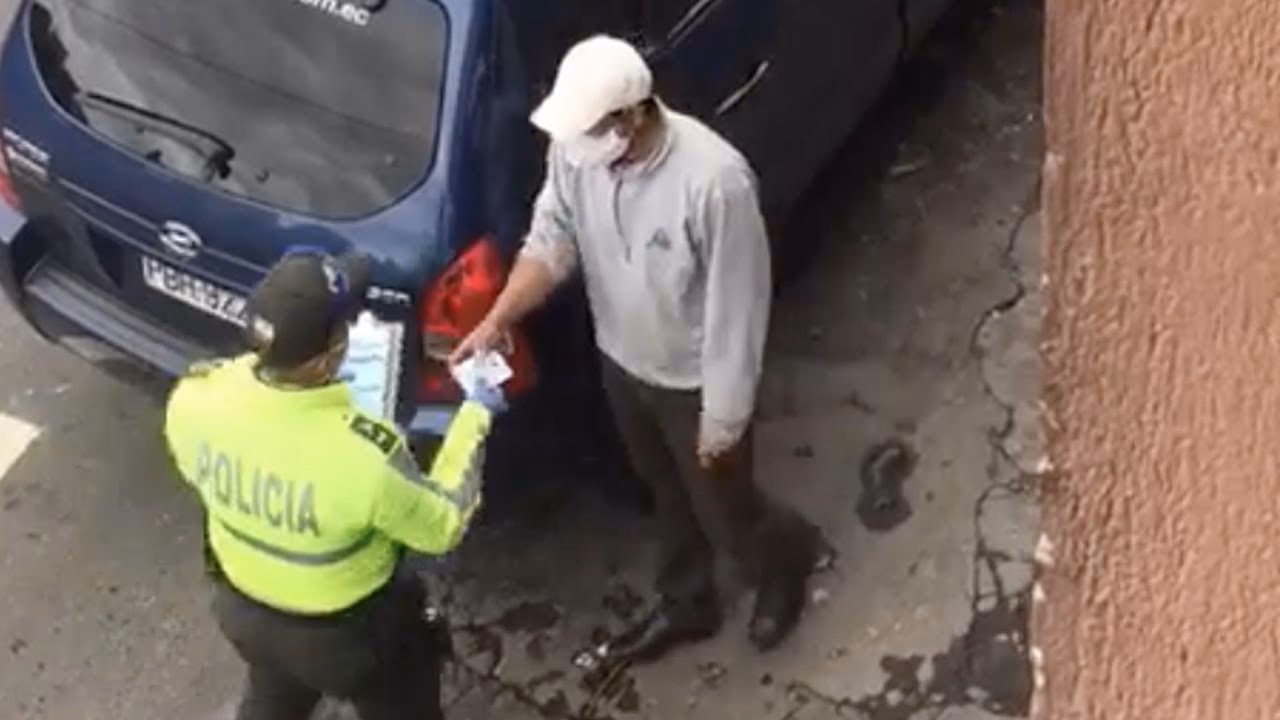 ¿Dónde puedo encontrar fotos de policías corruptos?