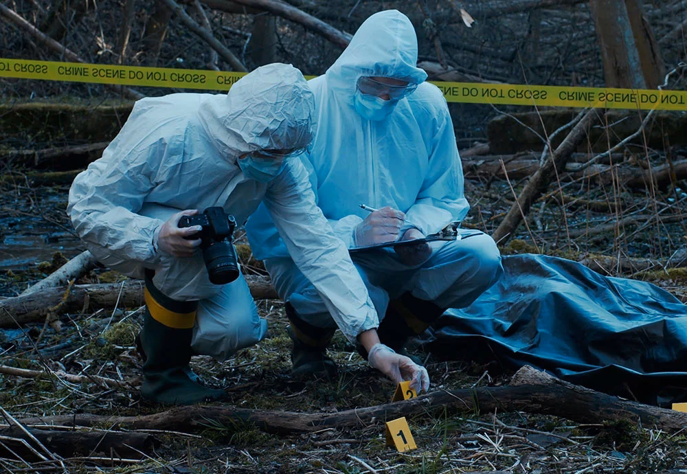 ¿Cuál es la relación entre la policía y los expertos en criminalística?