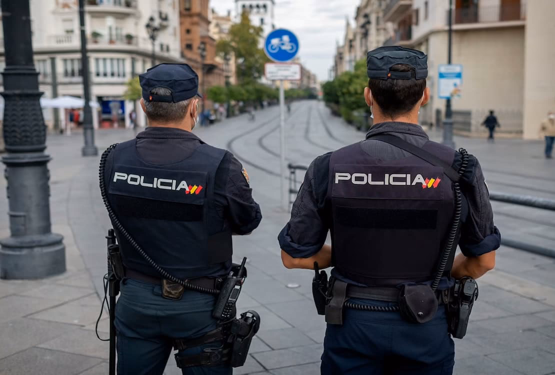 ¿Cuáles son los requisitos para trabajar en la policía española siendo extranjero?