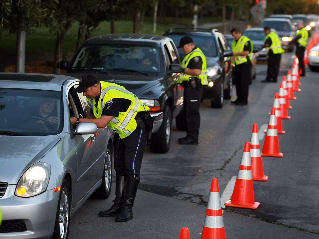 ¿Cuáles son los documentos que la policía de control y vigilancia le puede exigir?