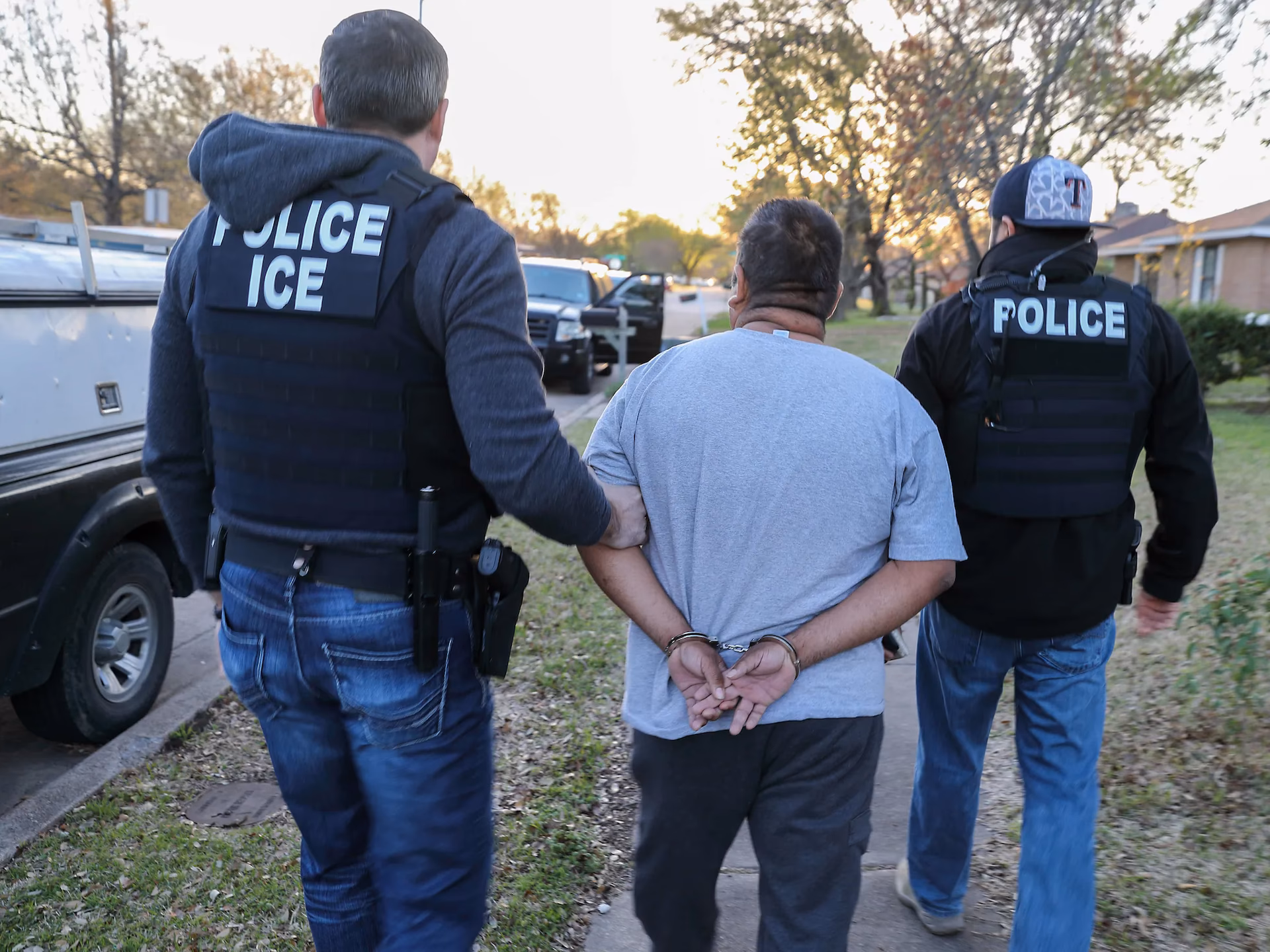 ¿Qué sucede cuando dos amigos se visten como agentes de policía?