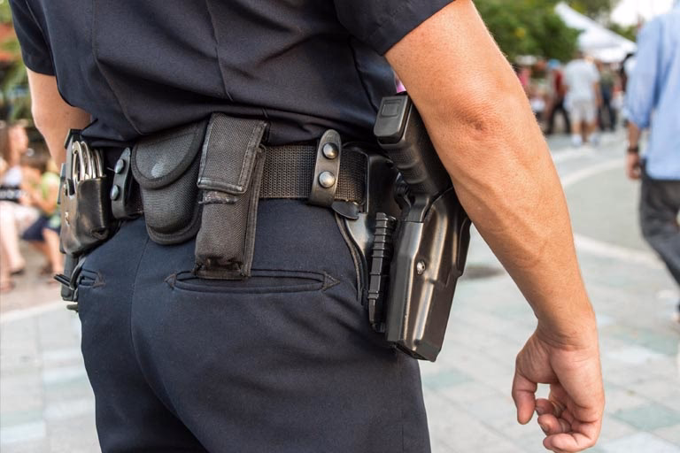 ¿Qué entidad regula el uso de armas de fuego en el Perú?