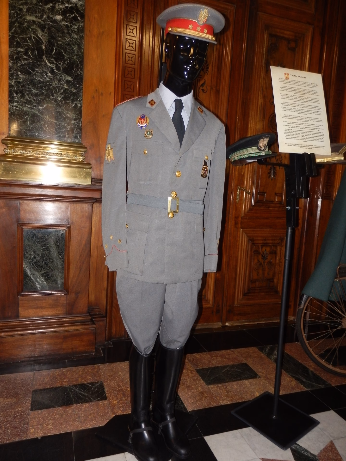 ¿Cuál es el uniforme de la Policía Armada?