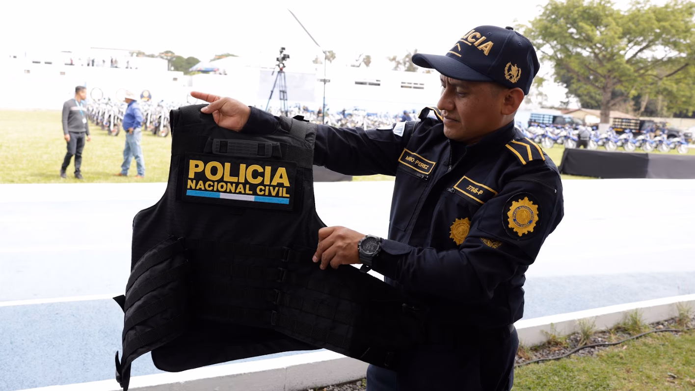 ¿Cuál es el color del uniforme de la policía?